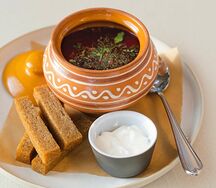 Борщ с говядиной и чесночными гренками