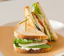 Клубный сэндвич с курицей, яйцом и соусом цезарь