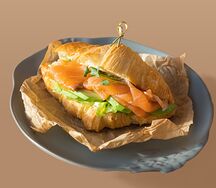 Круассан с лососем и авокадо