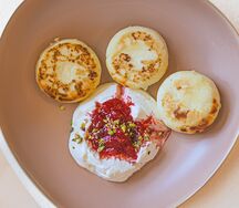 Ванильные сырники со сметаной и малиновым вареньем