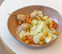 Салат Цезарь с курицей