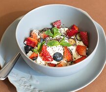 Фермерский творог со сметаной, сиропом топинамбура и семенами чиа