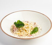 Паста Карбонара с луковыми чипсами