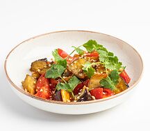 Салат с баклажанами, томатами и арахисом