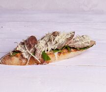 Брускетта с ростбифом