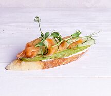 Брускетта с лососем