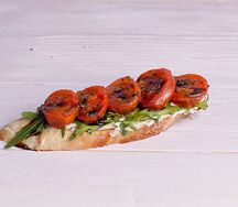 Брускетта с печеными томатами