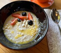 Каша овсяная с ягодами