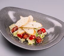 Салат Цезарь с курицей