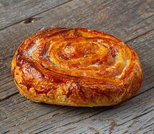 Улитка с ванильной начинкой и изюмом