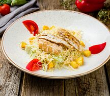 Салат Цезарь с курицей