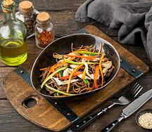 Гречневая лапша с овощами