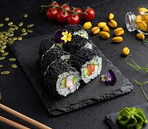Ролл с копченым лососем и креветкой