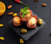Шашлычки из гребешка в беконе