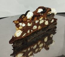 Торт Брауни с карамелью и маршмеллоу