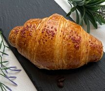 Круассан с малиной