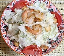Салат Цезарь с креветками