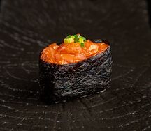 Гункан с лососем