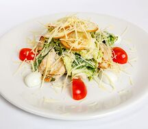 Салат Цезарь с курицей