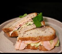 Сэндвич с пастрами из индейки и соусом кимчи 