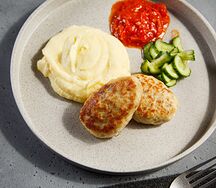 Котлеты из индейки, картофельное пюре и малосольный огурец