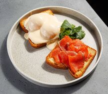 Яйцо Бенедикт и нерка шеф-посола