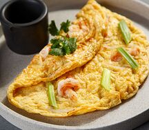 Омлет на кокосовом молоке с креветками и луком