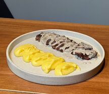 Стейк мясника с кремом из пастернака и трюфельным соусом
