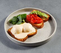 Яйцо Бенедикт, печёный перец и авокадо