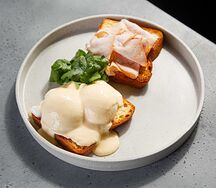 Яйцо бенедикт с пастрами