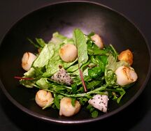 Салат с морскими гребешками