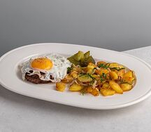 Гранд котлет из мраморной говядины с картофелем а-ля Пушкин