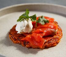 Драник из батата с неркой, крем-чизом и жареным шпинатом