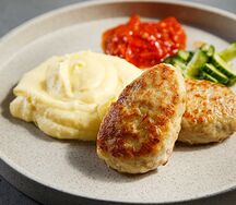 Котлеты из индейки, картофельное пюре и малосольный огурец