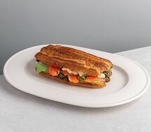 Эклер с неркой, скрэмбл и авокадо