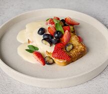 Французские тосты с фруктами и ванильным кремом