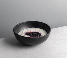 Рисовая каша с жимолостью