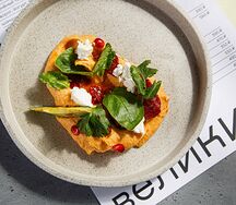 Хумус из батата, жареное авокадо и брынза