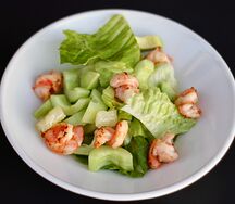 Салат с креветками, помело и авокадо