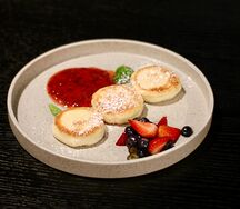 Сырники с сезонными фруктами и клубничным соусом