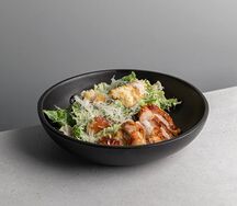 Салат с цыпленком, заправленный соусом из балтийских шпрот