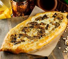 Пицца с шампиньонами и сыром