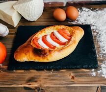 Хачапури по-аджарски с моцареллой и томатами
