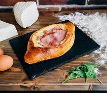 Хачапури по-аджарски с беконом