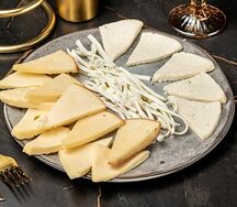 Ассорти из домашних сыров