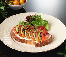 Open sandwich с авокадо и форелью