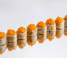Ролл с манго и лососем