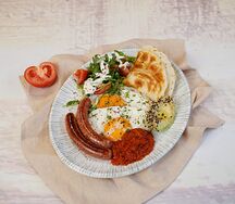 Яйца с сосиской и катламой