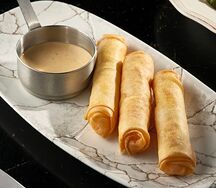 Спринг-роллы с крабом и раковыми шейками