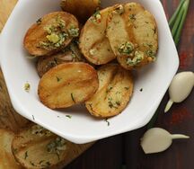 Картофель в мундире с чесноком